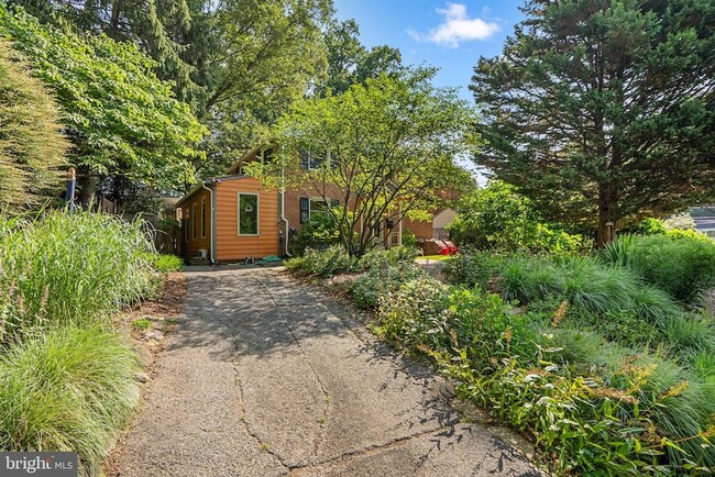 Foto del edificio - 9311 Woodland Dr