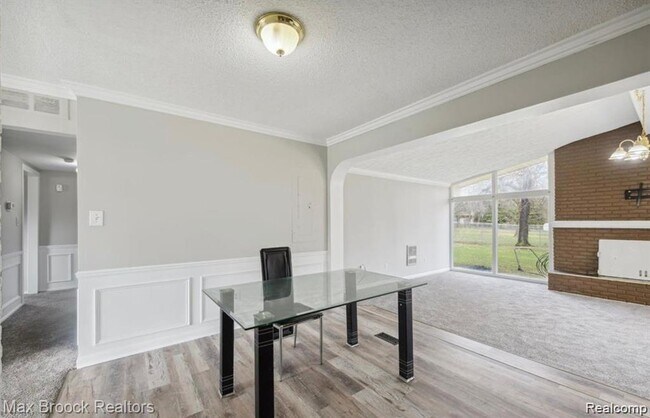 Foto del edificio - 40960 W 10 Mile Rd