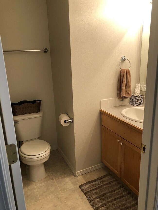 Foto del edificio - Boise 2 bedroom/1.5 bathroom/2Car, 1128Sqft, Nice townhouse off of State & Pierce Park