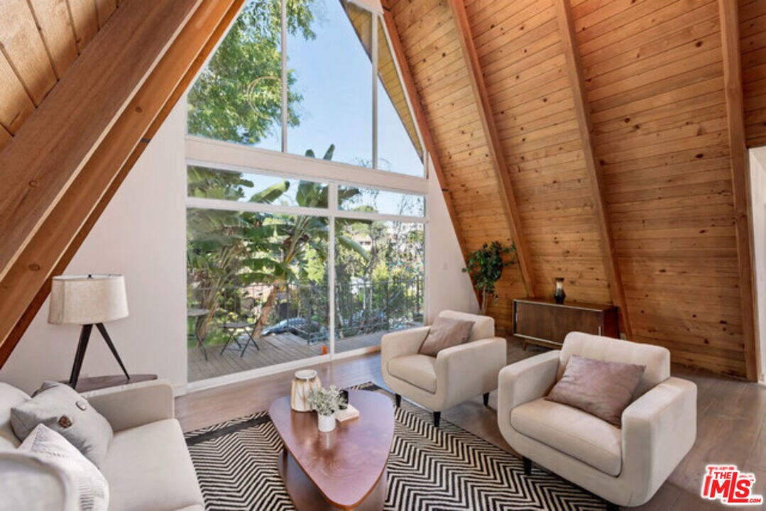 Foto principal - 3237 Kelton Ave