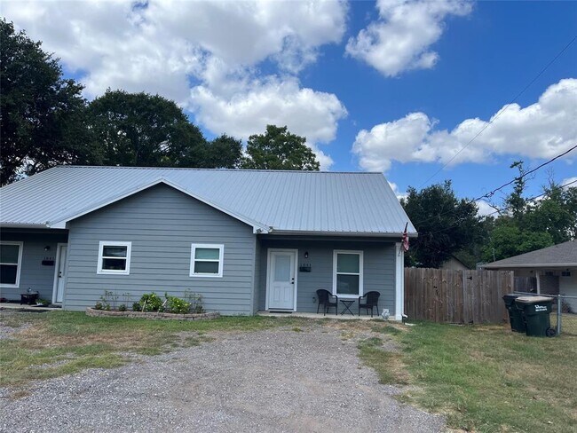 Building Photo - 1843 Caroline Ln