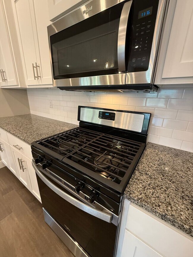 Foto del edificio - ****MOVE-IN SPECIAL**** Gorgeous 4Bedroom ...