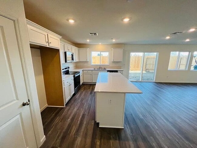 Foto del edificio - Spacious 4BR House in Lathrop