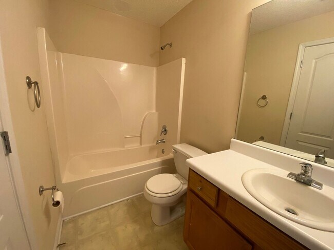 Foto del edificio - PRE-LEASING FOR AUGUST 2025!  1/2 OFF SECU...