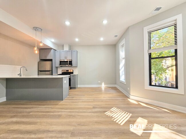 Building Photo - 428 W Belden Ave