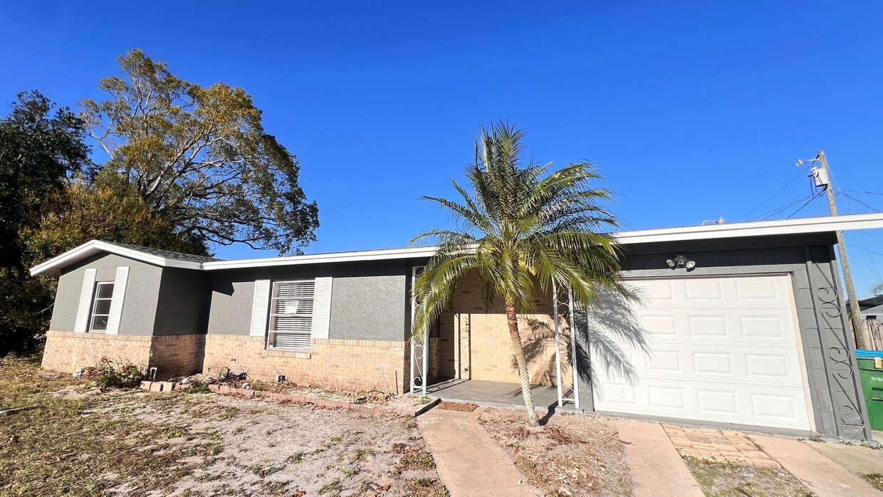 Foto principal - Cozy 2 BD/1 BA Home in Deltona!!