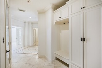 Building Photo - 407 W Bell St