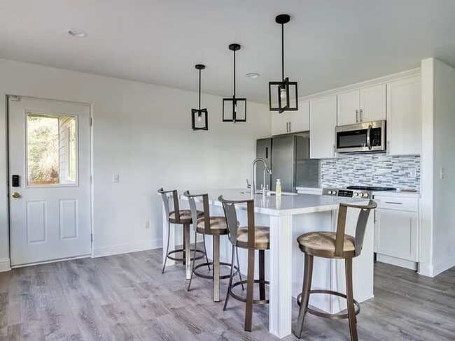 Building Photo - Beautiful Lower-Level Home in Bellevue