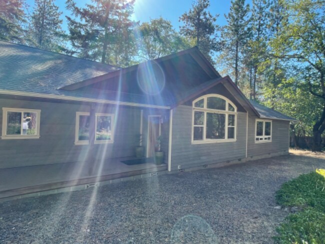 Building Photo - 160 Glenlyn Dr