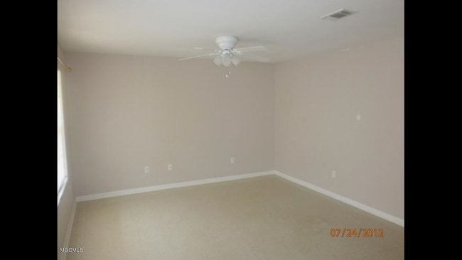Large Livingroom - 1411 32nd Ave