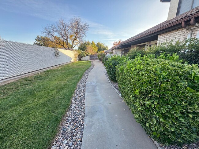 Building Photo - Downtown 2 bedroom with Loft!