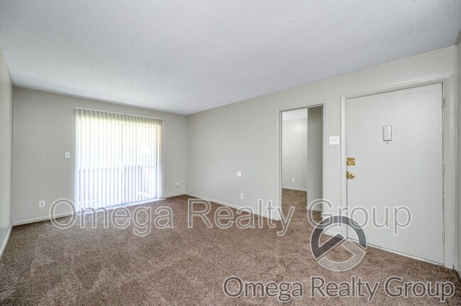 Building Photo - 425 Oakwood Ave