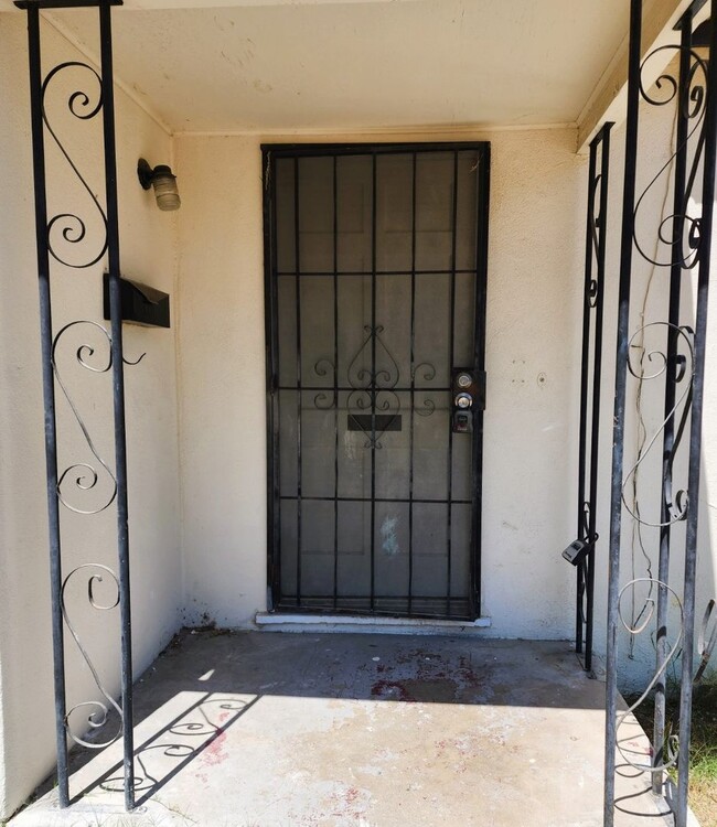 Foto del edificio - Just Remodeled 3BD, 1BA Riverside near 91 Fwy