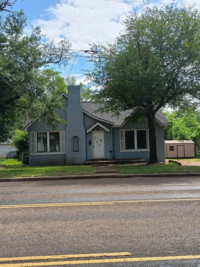 Building Photo - 614 Crockett Rd