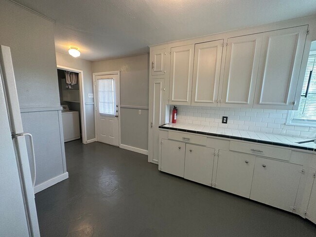 Building Photo - 425 Louisiana Ave - 3/Bed 1/Bath - $1625/m...