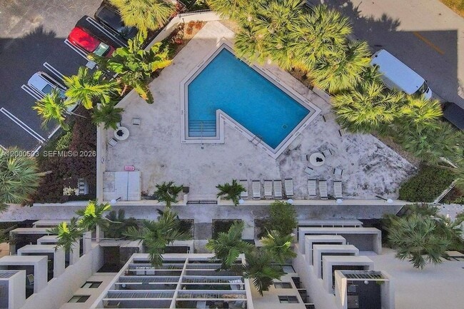 Foto del edificio - 2715 Tigertail Ave