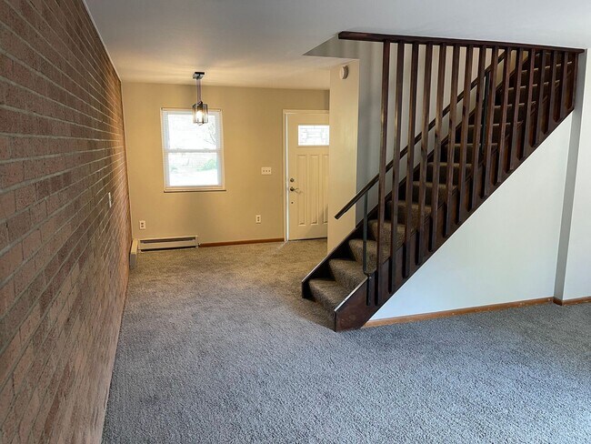 Building Photo - Cozy 2 BR / 1 Bath Townhome in Turtle Creek