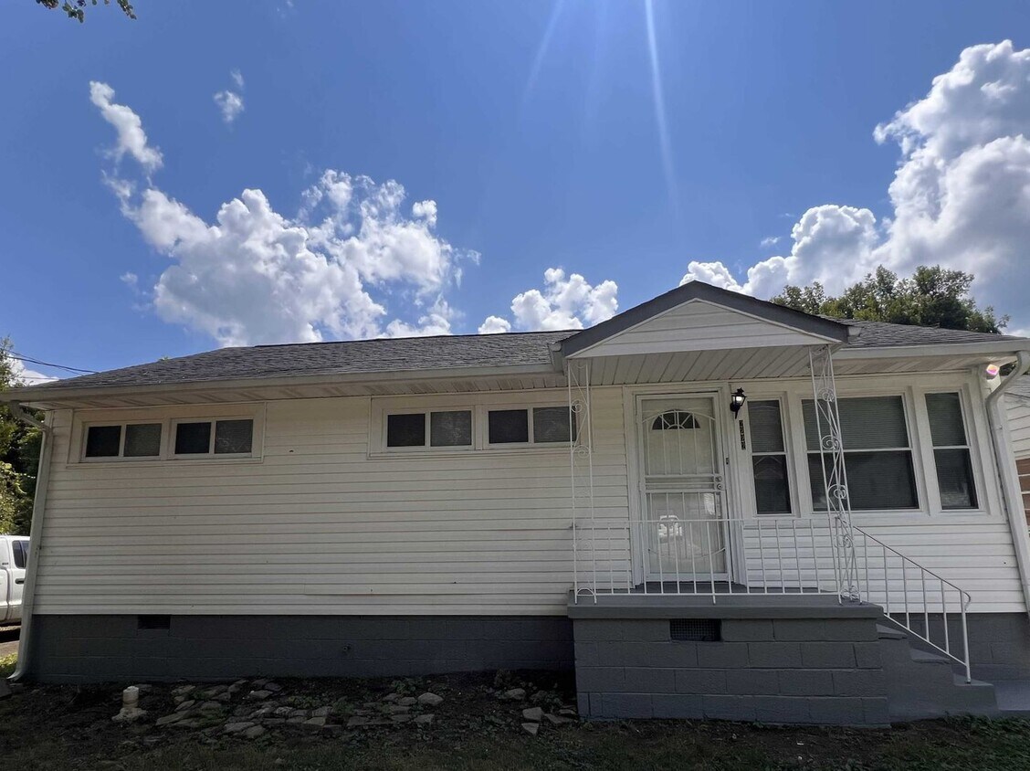 Foto principal - Adorable, remodeled 3br/1ba house close to downtown