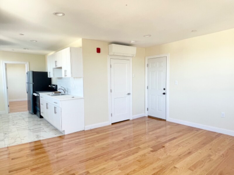 Foto principal - 325 Newport Ave