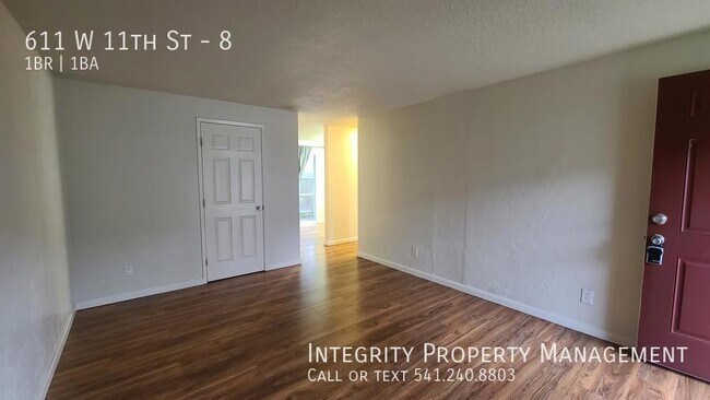 Foto del edificio - 611 W 11th St