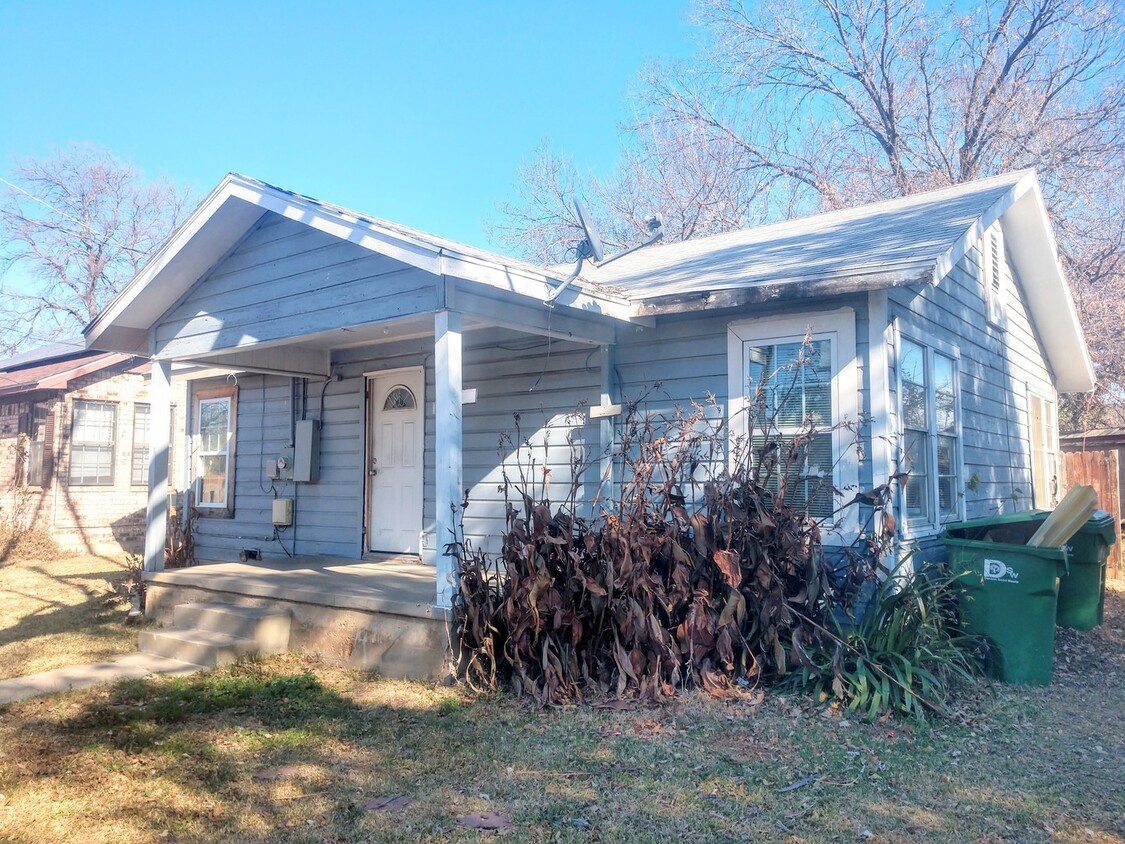 Primary Photo - $1295.00 - 2 bedroom 1 bathroom house in c...