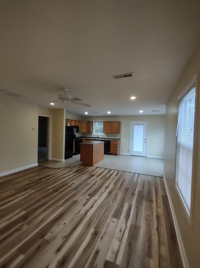 Foto del edificio - Clean 2 Bedroom 1 Bath duplex ~ Benton, KY