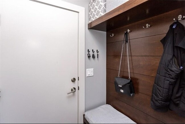 Building Photo - 580 NE Bowman Dr