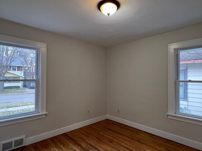 Building Photo - Charming 3-BDR 1.5-BTH House with Brand Ne...