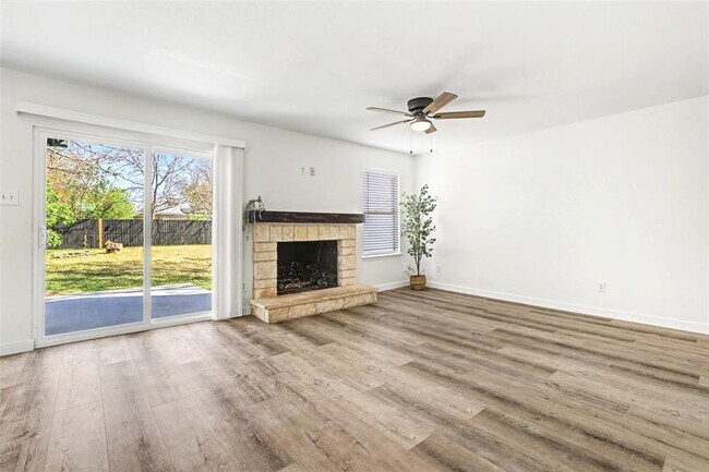 Building Photo - 1403 Greenfield Dr