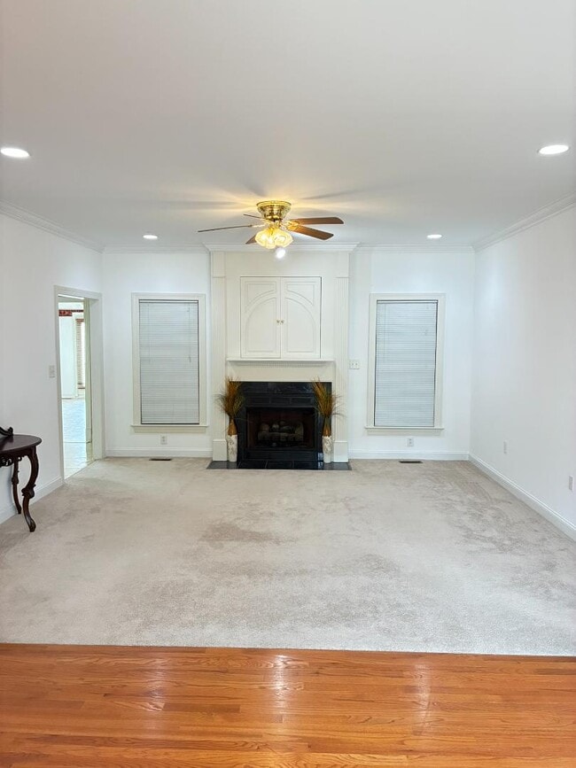 Foto del edificio - 3704 Shadow Ridge Rd N