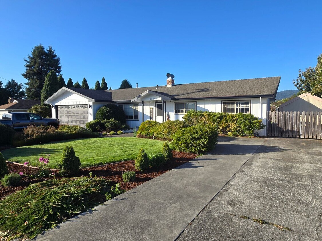 Foto principal - Stunning 4BR/2BA Fortuna home in quiet nei...