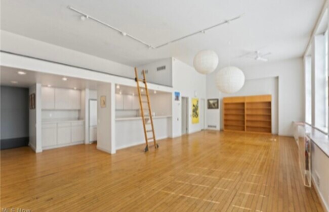 Building Photo - 2043 Random Rd