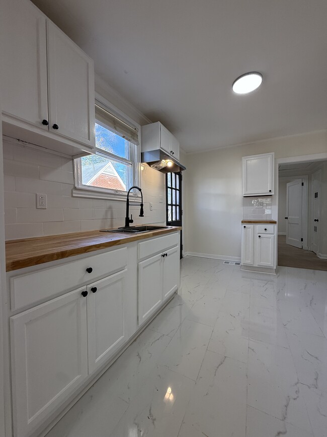 Foto del edificio - 15 Bradley Dr