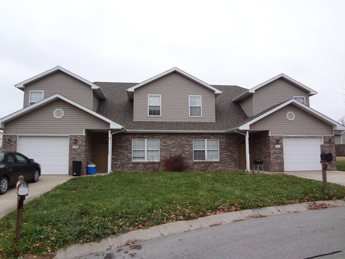 Primary Photo - 4 Bedroom Townhome!