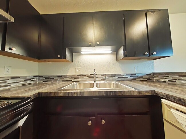 Building Photo - 1 Bedroom Apartment ~ Close to Campus ~ Sm...