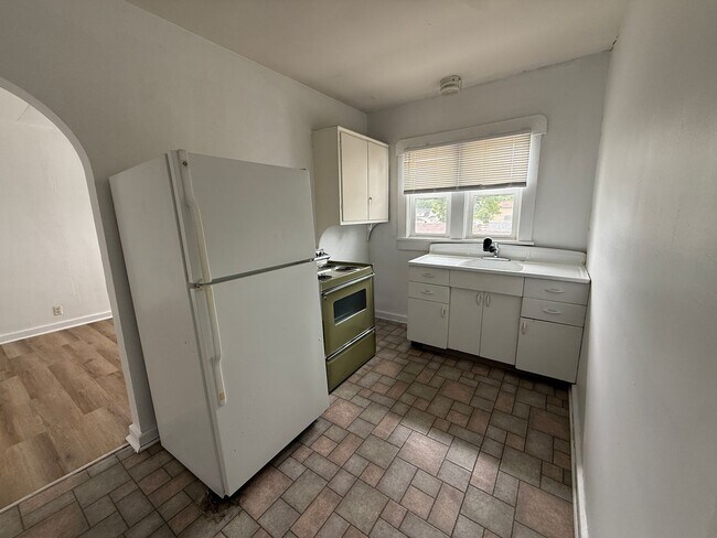 Foto del edificio - 1 bedroom, 1 bathroom Apartment! AUGUST 2026!