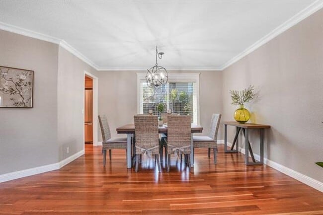 Building Photo - Fully remodeled home, Pet friendly with A/...