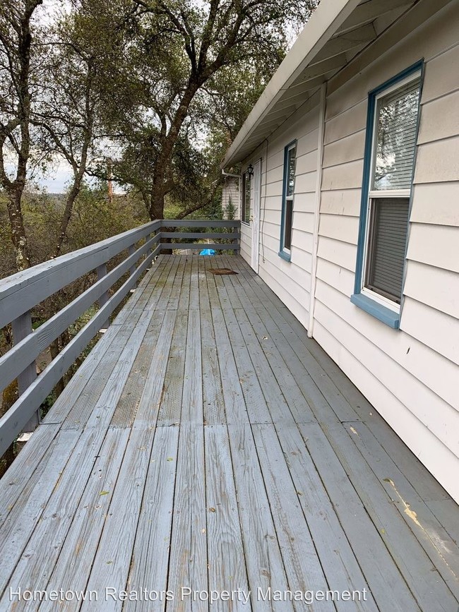 Building Photo - 210 Gossonia Park