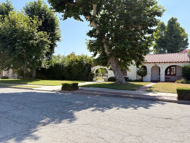 Building Photo - Charming Spanish Colonial house with huge ...