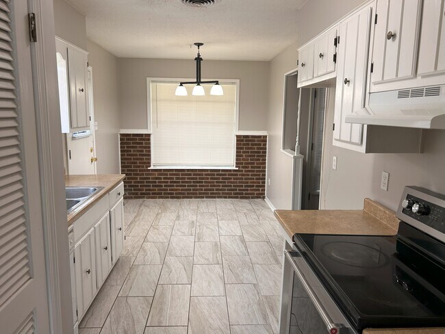 Building Photo - Cranbury Park Dr.