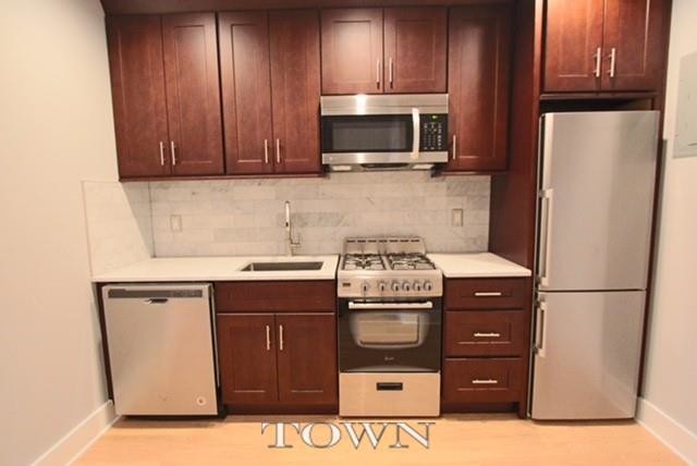 Building Photo - 250 W 47th St