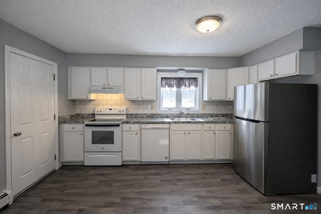 Building Photo - 254 Chestnut Hill Rd