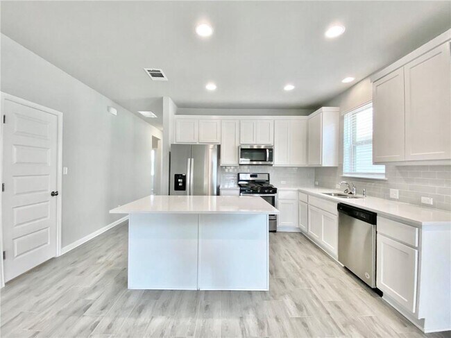 Building Photo - 2420 Pecan Island Dr