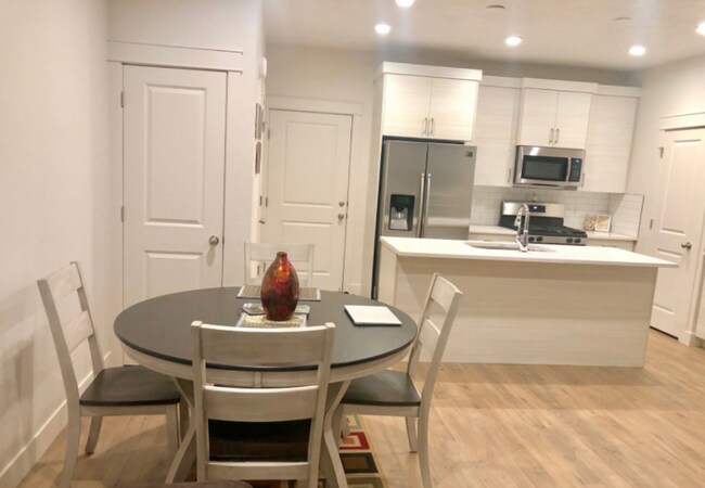 Foto del edificio - 245 E Brigham Ln