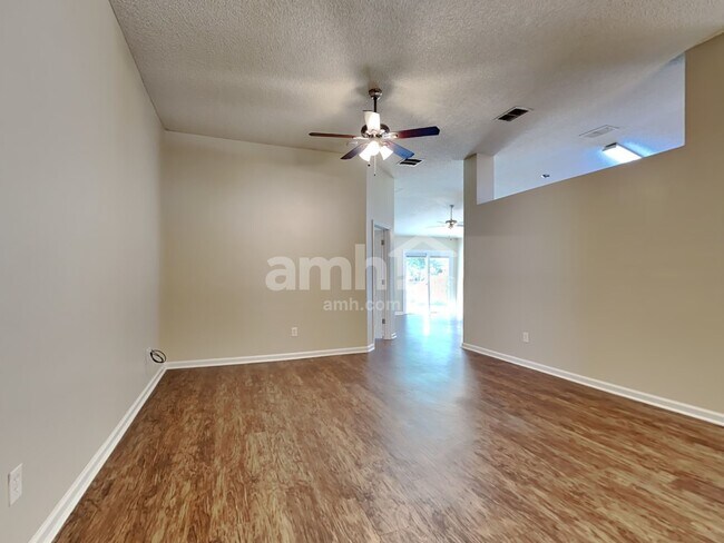 Foto del edificio - 840 Mackenzie Cir