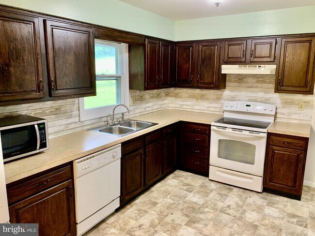 Foto del edificio - 691 Alleghenyville Rd