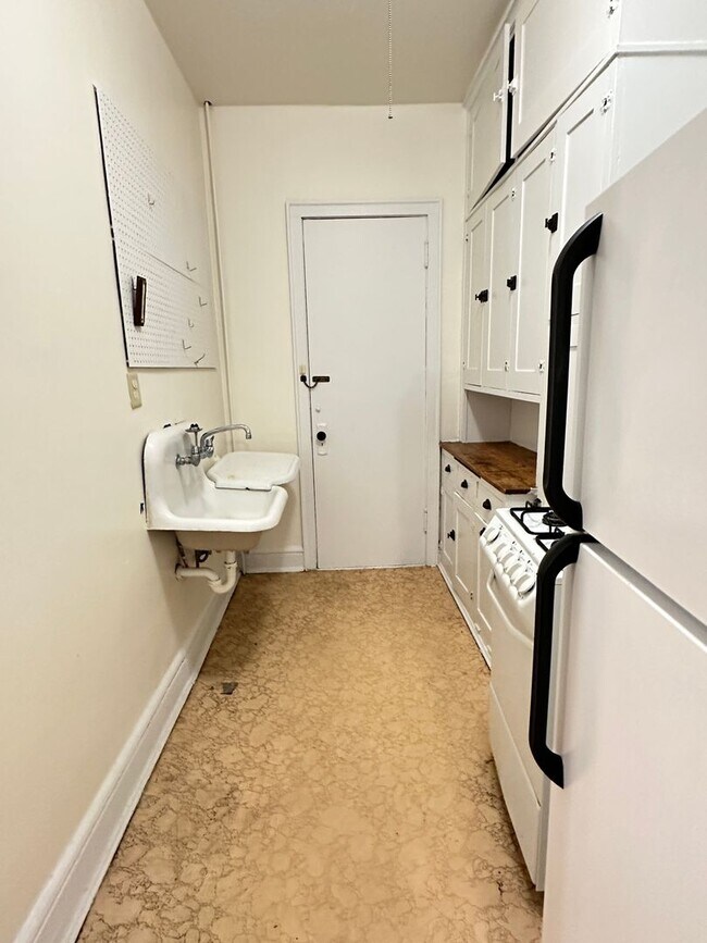 Foto del edificio - Studio Lakes Uptown Apartment, Blocks from...