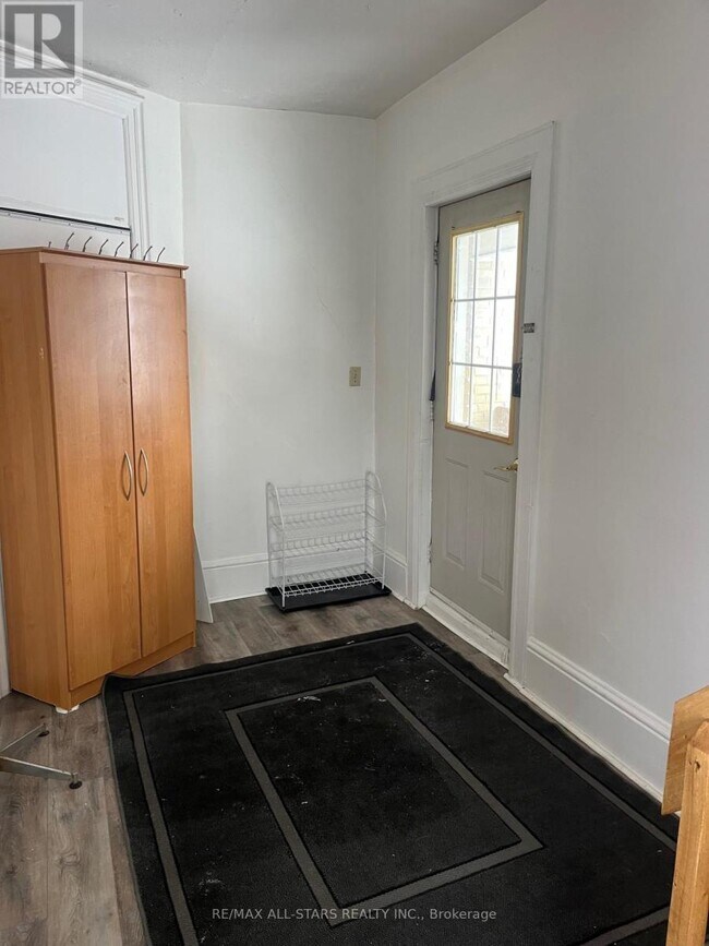 Photo du bâtiment - 4 Kent St W