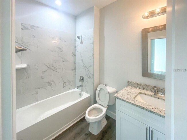 Foto del edificio - 8456 Dinnano St