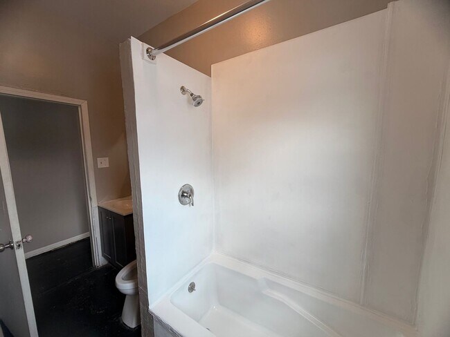 Foto del edificio - 2500 W Fond du Lac Ave